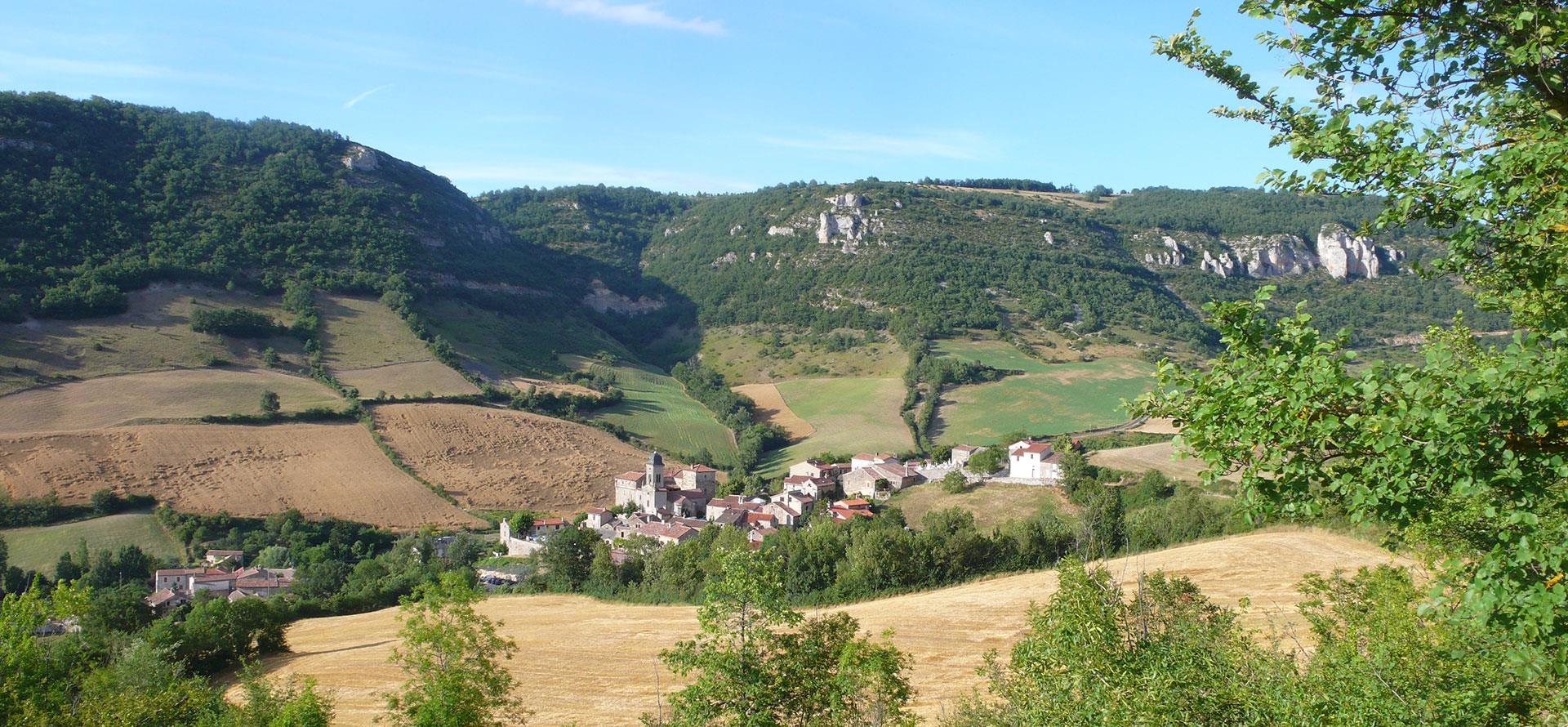 Vue sur le village de Saint Georges de Luzençon proche de Millau