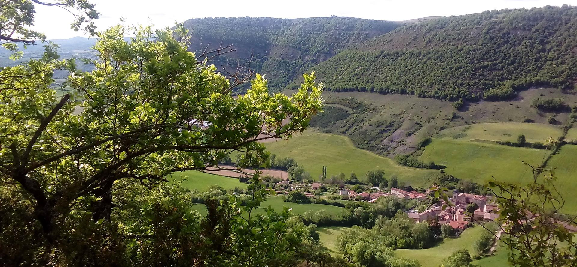 Vue du village de Saint Georges de Luzençon en Aveyron