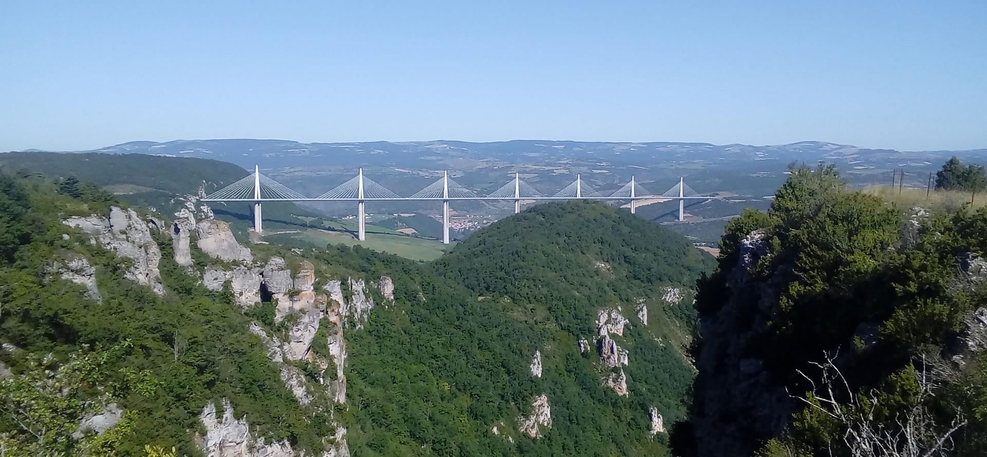 Vue sur le Viaduc de Millau depuis les grands causses